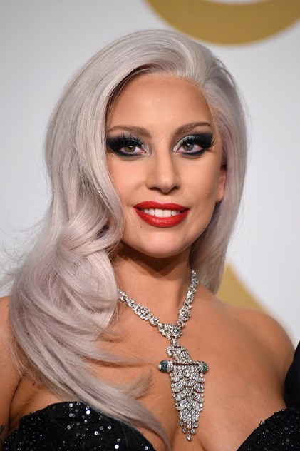 LADY GAGA | Há quem diga que Lady Gaga gastou 50.000 euros num campo eletromagnético que deteta qualquer tipo de atividade paranormal. Além de utilizar esse sistema nos bastidores dos seus concertos, contrata frequentemente investigadores paranormais para examinarem os quartos de hotel em que fica hospedada.