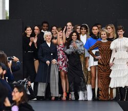 Jane Fonda e Helen Mirren desfilam para a L’Oréal em Paris