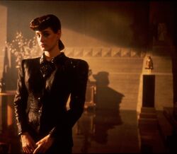 Porque é que a estética de ‘Blade Runner’ continua a influenciar a moda?