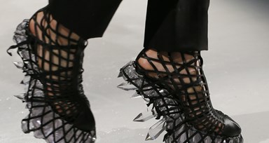 Crocs de salto alto: Balenciaga e Crocs mostram parceria em coleção de  primavera