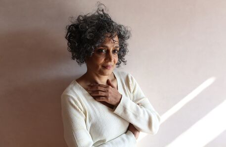Arundhati Roy: "A negociação da minha liberdade começou aos 16 anos"