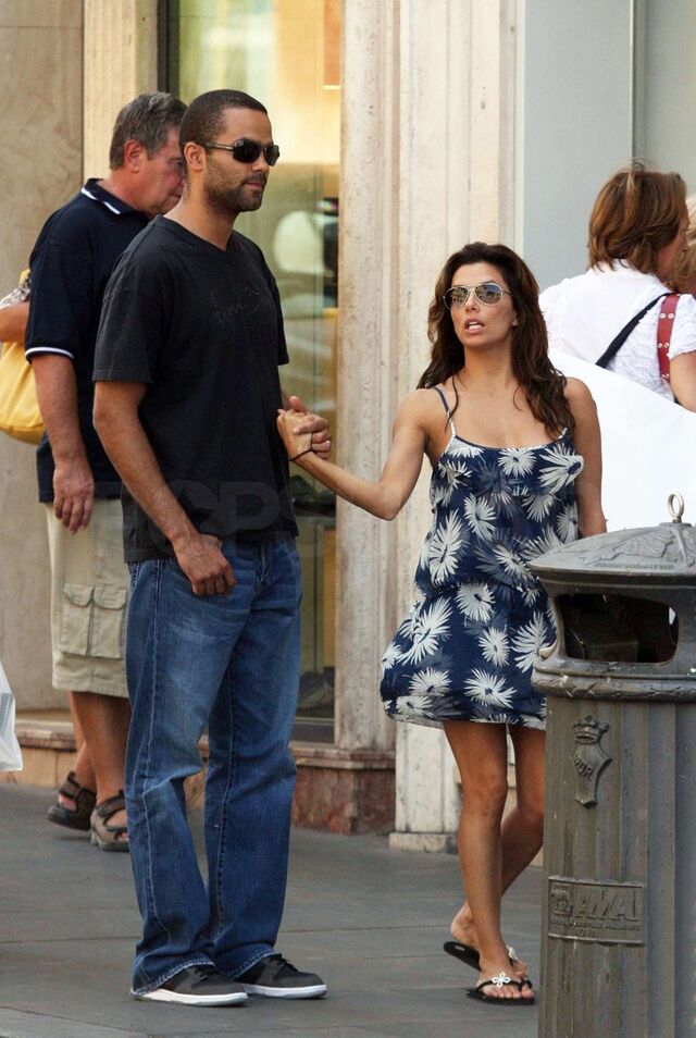 Eva Longoria e Tony Parker | Depois de três anos de casamento, Eva Longoria e o jogador de basquetebol Tony Parker divorciaram-se em 2010. Pouco depois, Longoria contou que descobriu que Parker trocara centenas de mensagens com outra mulher. Cedo a imprensa descobriu a sua identidade: era Erin Barry, a mulher de Brent Barry, ex-colega de equipa do jogador. Os casais eram amigos.