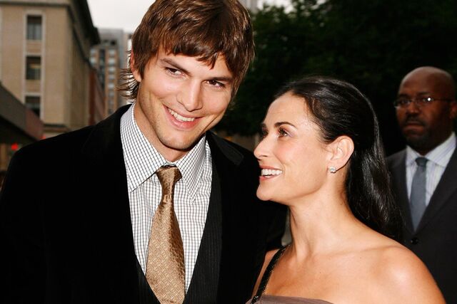 Demi Moore e Ashton Kutcher | Em 2011, semanas depois do escândalo associado a Kutcher (sobre ter tido um caso amoroso com a modelo brasileira Sara Leal, de 22 anos), Demi Moore anunciou em comunicado que pretendia separar-se de Kutcher depois de sete anos de casamento. Aparentemente, o affair ocorreu na noite anterior ao aniversário de casamento (seria o sétimo). 