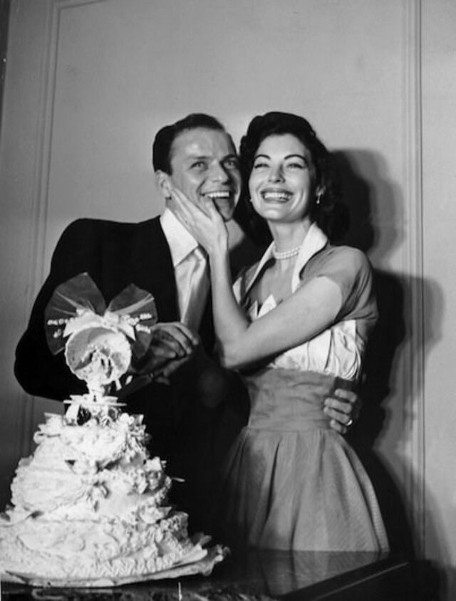 Frank Sinatra e Nancy Barbato | O cantor estava ainda casado com Nancy Barbato quando começou um romance Ava Gardner, com quem acabou por casar em 1951. Depois, Sinatra foi infiel a Gardner e o casal divorciou-se em 1957. 