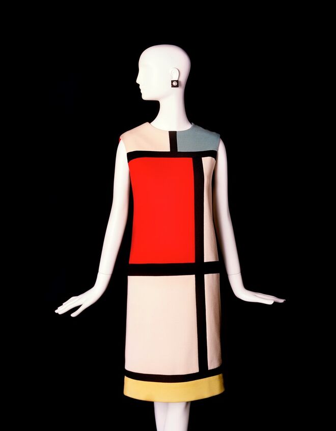 Vestido homenagem a Piet Mondrian, coleção de Alta-Costura outono/inverno 1965. © Fondation Pierre Bergé – Yves Saint Laurent, Paris /
Alexandre Guirkinger