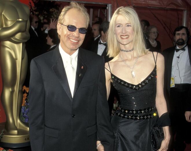 Em 2000, Billy Bob Thornton e Laura Dern estavam juntos (e planeavam casar-se) quando o ator se envolveu com Angelina Jolie durante as filmagens de Tudo Sobre Controlo (1999). Jolie e Thornton acabaram por casar (e ficaram juntos até 2003). 