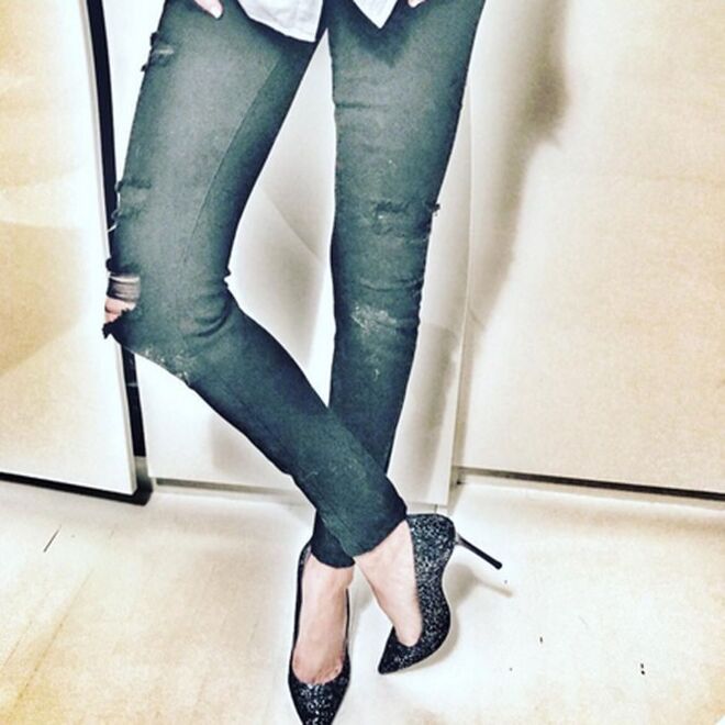 Gosta de conciliar um bom par de jeans com saltos altos. 