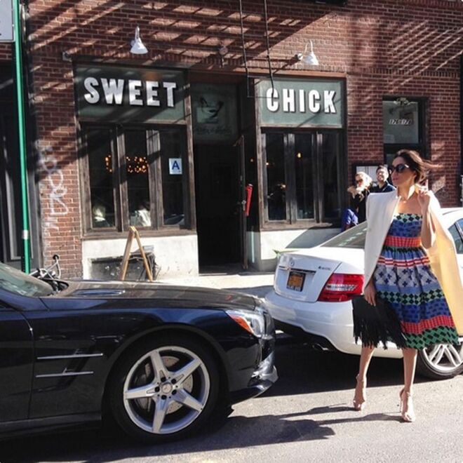 Vestidos de comprimento médio. 