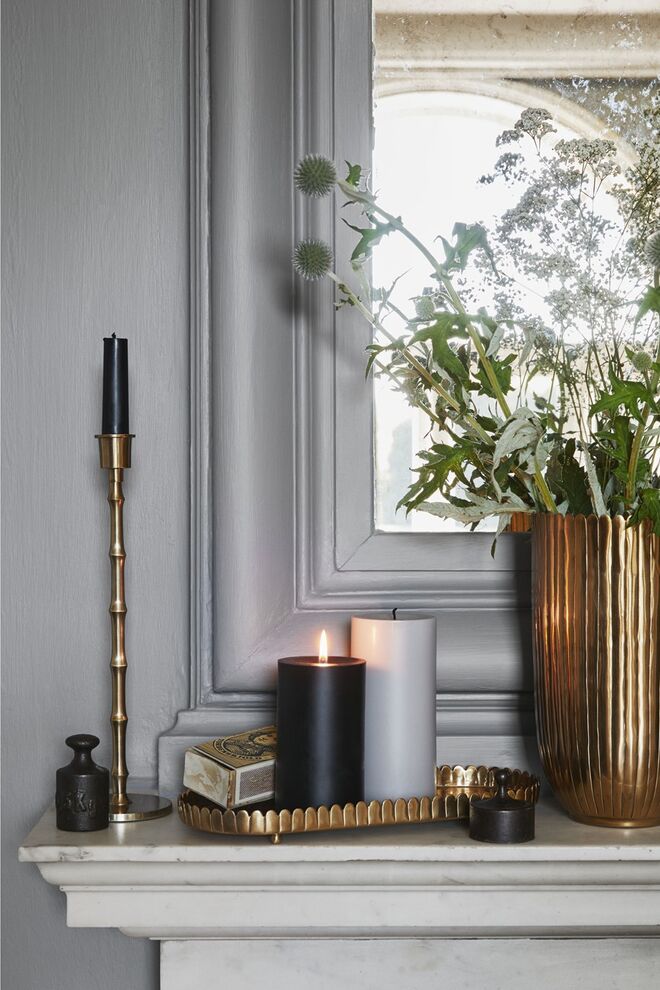 1. Espalhar velas estrategicamente | As velas perfumadas são a regra de ouro para manter qualquer casa perfumada, mas existem locais estratégicos para as colocar. Por exemplo, dentro de armários que tenham toalhas, mantas, etc. Geralmente, os tecidos absorvem o perfume das velas, mesmo apagadas. 