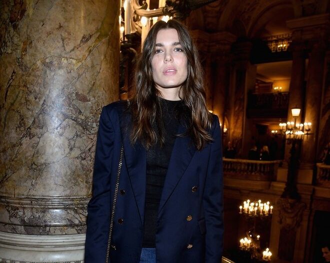 ...lugar que apesar das pragas de mosquitos não afasta o jet set internacional que o tem visitado e no qual se incluiu Charlotte Casiraghi. 