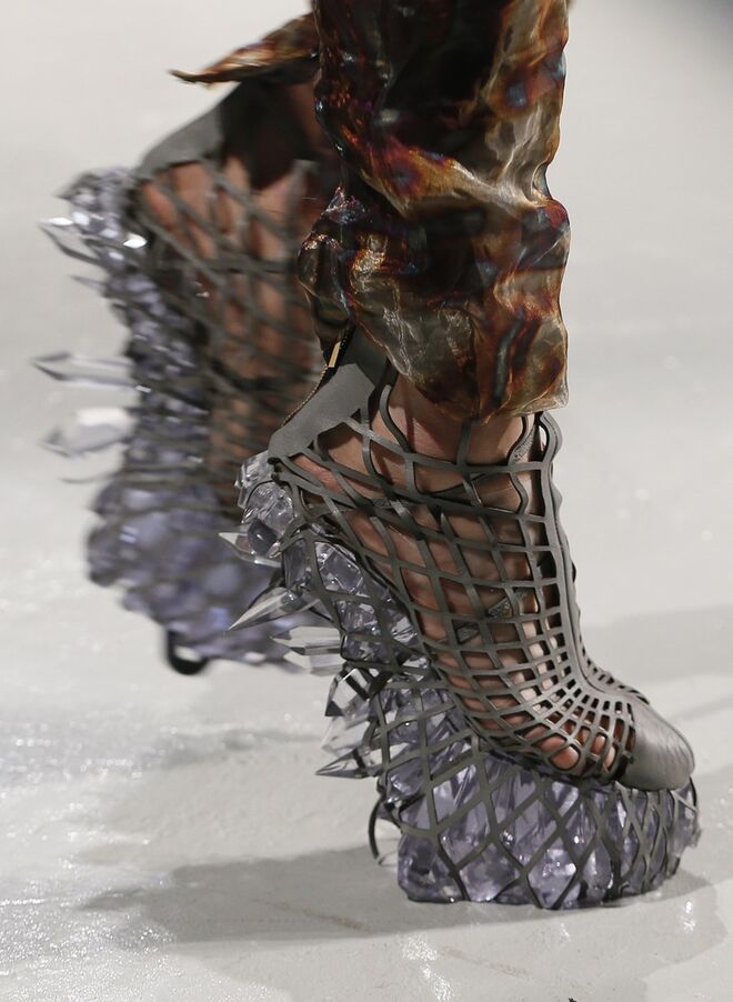Na passerelle de Iris van Herpen