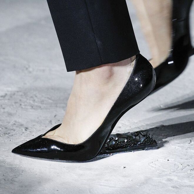 Sapatos sem salto na coleção da Saint Laurent para o verão de 2018