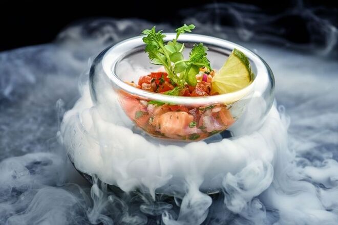 Sabores de laboratório no Sheraton | Falamos do Kimya, o gastro-bar do Sheraton, que chegou a Cascais para juntar as leis da química à mestria da cozinha molecular. Começando por criar cocktails de assinatura baseados em elementos químicos, o Kimya criou uma experiência diferente, harmonizando-os com a combinação gastronómica ideal. Quase tudo é servido com gelo seco (que produz um efeito de fumo) e em ambas as cartas – dos cocktails e dos pratos – encontramos todos os nomes associados a combinações químicas. 