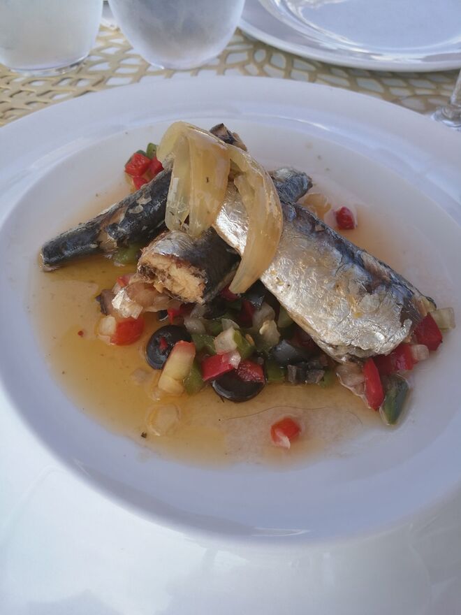 Entre as entradas de presunto, as sardinhas e as clássicas batatas bravas com espuma alioli, há ainda lugar para o polvo assado com batata-doce e os bifinhos de porco com queijo da serra. O mais difícil vai ser escolher o que petiscar. Todos os dias entre as 12h e à meia-noite no Rooftop Ático no NH Collection Lisboa Liberdade. 