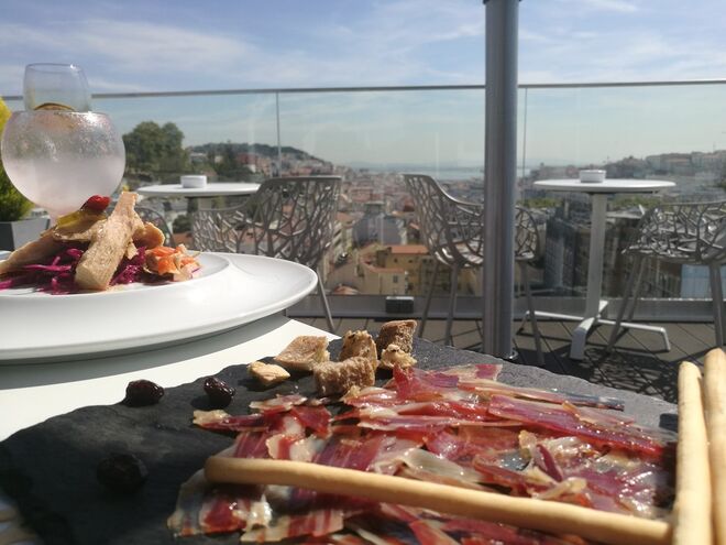 Dizer olá outono no Ático | O verão ainda não acabou e estes dias de sol pedem, pelo menos, um fim de tarde com direito a uma vista panorâmica sobre o Tejo. O destino a seguir é o Ático, o rooftop do NH Collection Lisboa, na Avenida da Liberdade, onde se servem cocktails tão apelativos como os pratos da carta do chef David Berdejo.