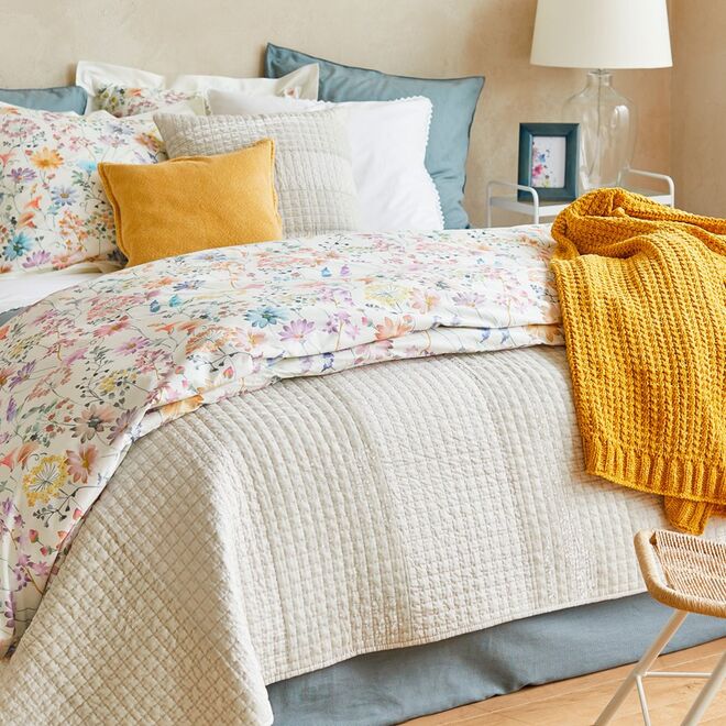 4. Perfumar a roupa da cama | Hoje, já existem fragrâncias próprias para colocar nos lençóis das camas, uma ótima forma de perfumar o quarto durante vários dias. 