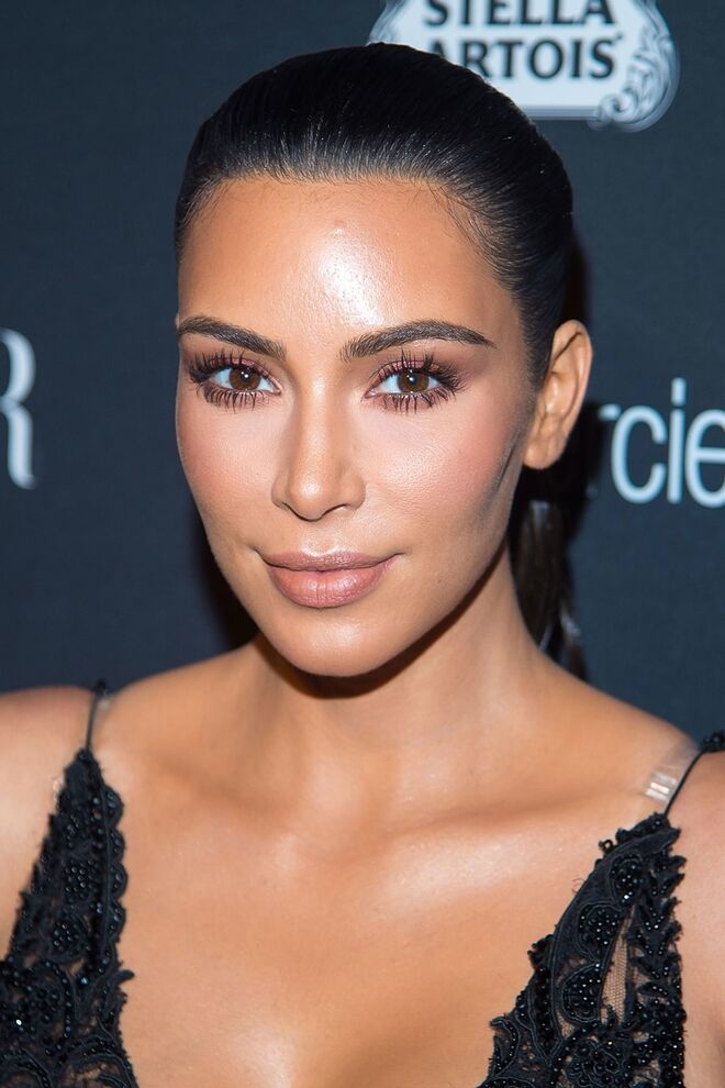 Kim Kardashian é BALANÇA (23 de setembro - 22 de outubro) Os Balanças têm muitos amigos e adoram estar rodeados de pessoas. São bons a comunicar e dão conselhos sinceros que consideram os prós e contras de cada situação. Sentem-se sozinhos com facilidade e nessas alturas exigem atenção. Procuram amizades com pessoas que gostem de conversar sobre os mais diversos assuntos e que apreciem arte e beleza tanto quanto eles.
A amizade ideal para Balança: Sagitário, porque adora conversar e debater.