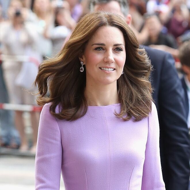 Kate Middleton é CAPRICÓRNIO (22 de dezembro - 19 de janeiro) Os nativos deste signo são conhecidos pelo seu intelecto e extrema organização. O Capricórnio dá muita importância aos amigos e a sua intenção é manter amizades longas e estáveis com pessoas que lhe são leais. Tenta dar bons conselhos e põe, muitas vezes, os problemas dos amigos à frente dos seus. Precisa de uma amizade com um signo que lhe ensine a relaxar e a valorizar o seu lado emotivo.
A amizade ideal para Capricórnio: Peixes, porque encoraja os amigos a serem melhores versões deles mesmos.