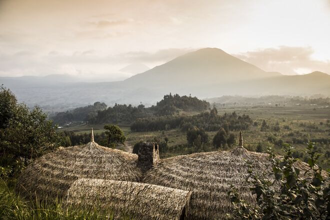 Situado na encosta de uma colina, dentro do “anfiteatro” natural de um cone vulcânico erodido, o novo resort conta com vistas panorâmicas para os vulcões Karisimbi, Bisoke e Mikeno. 