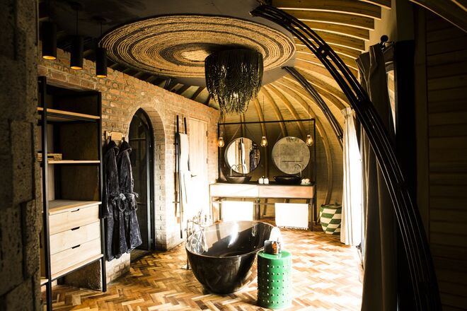 Oferecendo uma sensação única de conforto, isolamento, privacidade e espaço, todas as villas possuem quarto, casa de banho e sala com lareira, pois as noites podem ser frias a alta altitude.