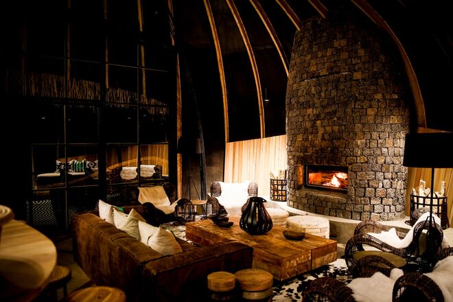 Oferecendo uma sensação única de conforto, isolamento, privacidade e espaço, todas as villas possuem quarto, casa de banho e sala com lareira, pois as noites podem ser frias a alta altitude.