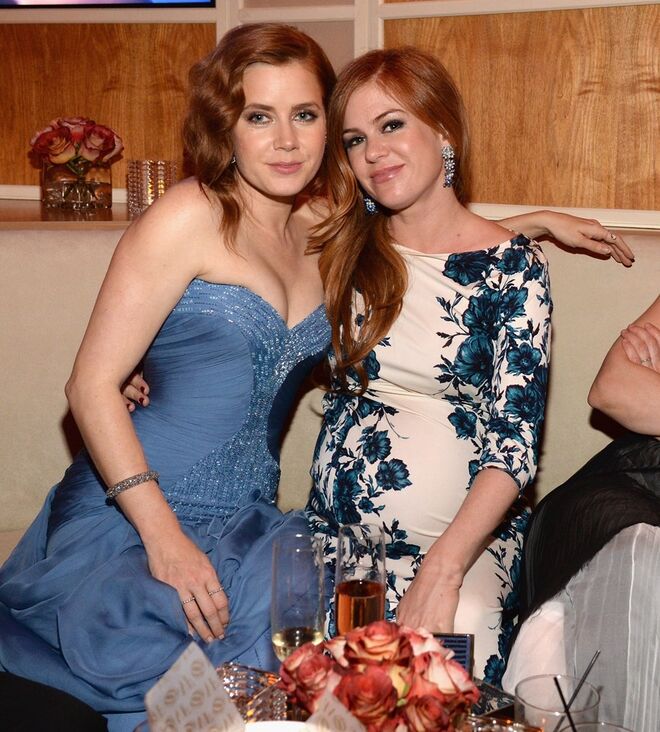AMY ADAMS E ISLA FISHER | O ano passado, Isla Fisher decidiu contar ao mundo que ela e Amy Adams são duas pessoas completamente diferentes. Embora tudo não tenha passado de uma brincadeira durante uma entrevista com Jimmy Kimmel, a atriz de O Grande Gatsby explicou que as duas celebridades são constantemente confundidas pelo público, incluindo por Lady Gaga.