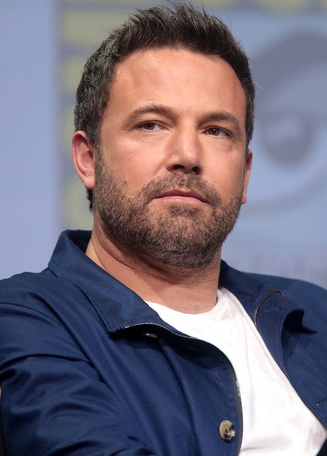 BEN AFFLECK |’Estou triste e chateado por saber que um homem com o qual trabalhei usou a sua posição para intimidar, assediar sexualmente e manipular várias mulheres durante décadas. É inaceitável e pergunto-me o que posso eu fazer para me assegurar de que isto não acontece com outras mulheres’ in Facebook