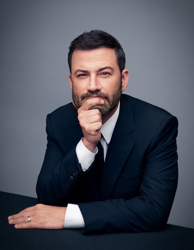 JIMMY KIMMEL | ‘As pessoas estão a apontar o facto de Weinstein ter sido um seguidor de Clinton, e é verdade. Não defendo Hillary. A verdade é que a sua campanha aceitou dinheiro de um homem de nível que foi acusado de assédio sexual variadíssimas vezes. E não é só um, são dois: Weinstein e Donald Trump, que doou à sua campanha em 2008.’