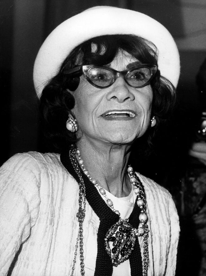 COCO CHANEL | A criadora de moda viveu no Hotel Ritz, em Paris, durante 30 anos. Decorou a suite ao seu gosto, com um sofá bege e muitas flores. Foi também ali que desenhou a sua última coleção para a primavera/verão de 1971.