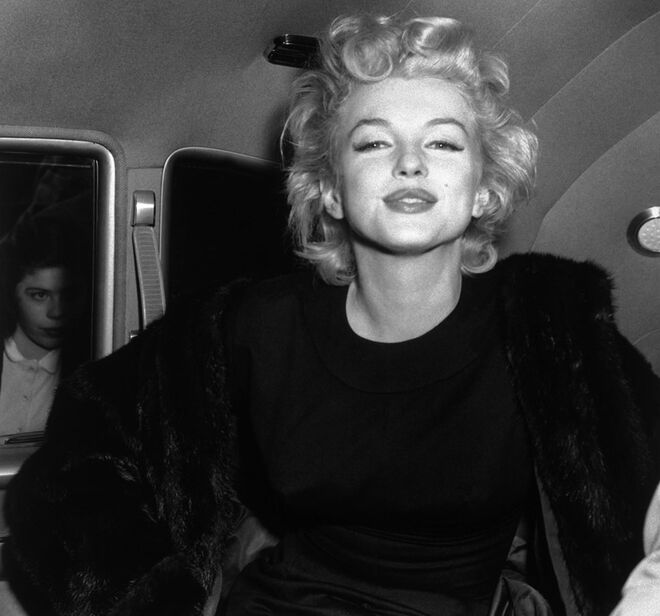 MARILYN MONROE | O famoso Beverly Hills Hotel (que acolheu hóspedes como John Lennon e Yoko Ono, Humphrey Bogart e Katharine Hepburn) foi a casa da atriz Marilyn Monroe durante dois anos, no início da sua carreira enquanto modelo. Monroe estava hospedada numa das cabanas do hotel na altura da sua primeira sessão fotográfica profissional, junto à piscina Roosevelt.