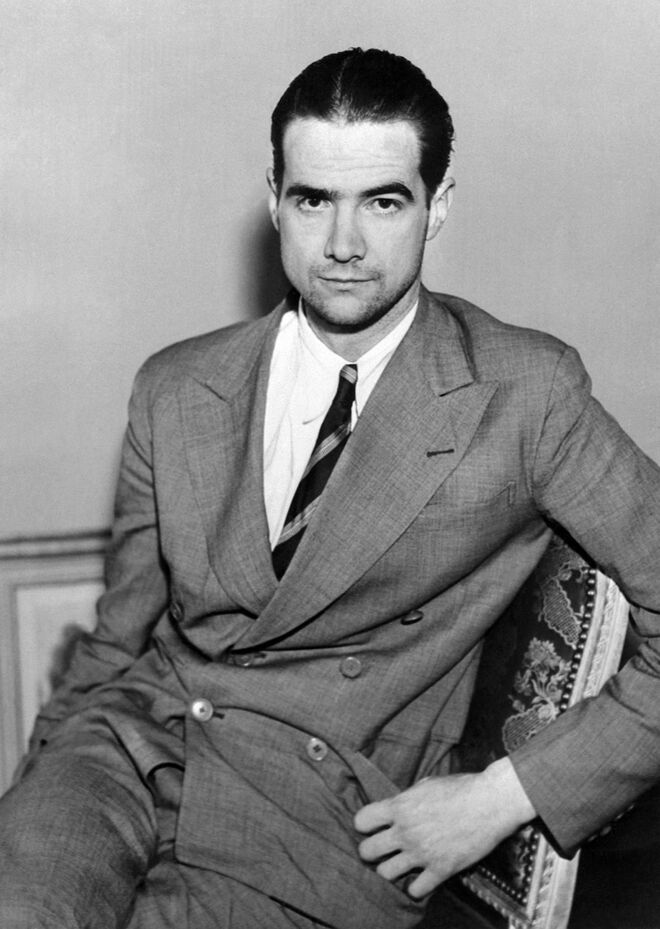 HOWARD HUGHES | Embora o hotel St. Regis seja agora um dos hotéis mais luxuosos em Washington, na altura em que o aviador e milionário Howard Hughes lá viveu os preços dos quartos começavam nos 5 euros por noite e as suites nos 15. Hughes esteve instalado numa dessas suites durante a II Guerra Mundial e deixava soldados ficarem no seu quarto sempre que os quartos do hotel esgotavam.
