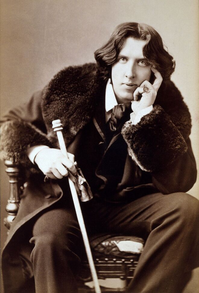 OSCAR WILDE | O Hotel d’Alsace (agora chamado L’Hotel) em Paris foi a última morada do autor de O Retrato de Dorian Gray. Wilde viveu no hotel durante a década de 1890, e há relatos que dizem que uma das suas últimas frases foi: “O papel de parede e eu estamos a lutar num duelo até à morte – um de nós tem de ir.”