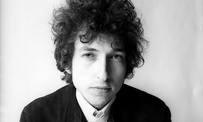 BOB DYLAN | Agora conhecido como Hotel Earle, o Washington Square Hotel foi a casa de Bob Dylan e de Joan Baez durante a década de 60. Na música Diamonds and Rust, de Joan Baez, a cantora faz referência à residência do casal na altura: "Now I see you standing with brown leaves falling around and snow in your hair. Now you're smiling out the window of that crummy hotel over Washington Square."