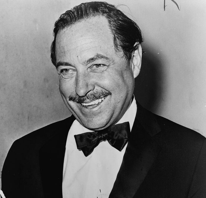 TENNESSEE WILLIAMS | O autor de Um elétrico chamado desejo viveu no Hotel Elysée, em Manhattan, durante 15 anos. Há quem diga que os hóspedes se queixavam constantemente do barulho de uma máquina de escrever, por isso o staff estava constantemente a mudar pessoas de quartos. 