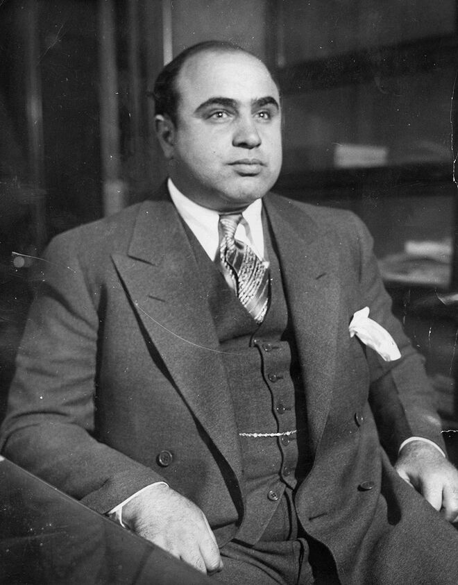 AL CAPONE | O gangster italo-americano viveu em tempos no último piso do hotel Baltimore, na Florida. A suite tem agora o seu nome e diz-se que, na altura, as paredes rodavam para revelar mesas de jogo e que havia uma escada secreta para fugir rapidamente.