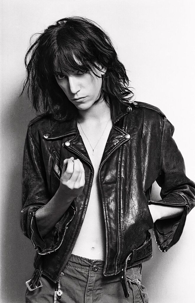 PATTI SMITH | A cantora e poeta norte-americana viveu uma temporada com o fotógrafo Robert Mapplethorpe no Chelsea Hotel, que foi casa temporária de celebridades como Leonard Cohen, William S. Burroughs e Edie Sedgwick. Bob Dylan também passou por lá e inspirou-se no poeta Dylan Thomas, que morreu no mesmo hotel, para mudar o seu segundo nome. Smith escreveu no livro autobiográfico Apenas Miúdos que “o Chelsea Hotel era como uma casa de bonecas da quinta dimensão, com mil e um quartos, cada um deles um pequeno universo.”
