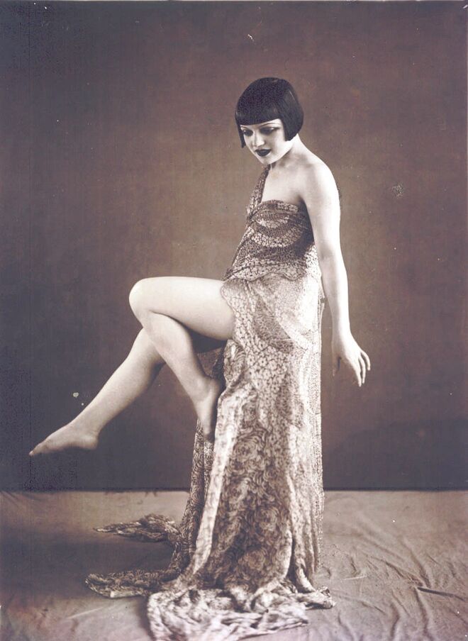 BEATRIZ COSTA | A atriz viveu no Hotel Tivoli, em Lisboa, até aos 88 anos. Os empregados recordam que “adorava contar e ouvir anedotas” e que escolheu o quarto n.º 600 porque a empregada desse piso era a sua favorita. Escreveu os livros Nos cornos do mundo e Quando os Vascos eram Santanas no lobby do hotel e conversou por lá com amigos igualmente conhecidos, como Carlos do Carmo e Hermínia Silva.