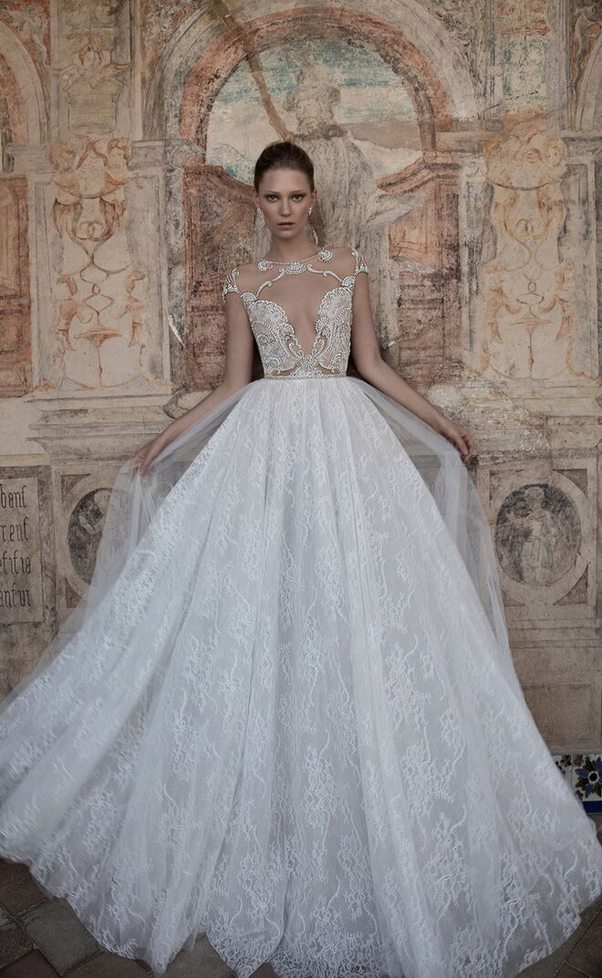 Caranguejo (21 de junho – 22 de julho) As noivas Caranguejo adoram antiguidades e por isso é provável que queiram usar vestidos com influências vintage. Procuram algo feminino e romântico, com rendas delicadas, silhuetas em linha A e decotes discretos. Mantêm-se longe de modelos demasiado irreverentes e têm tendência a acrescentar detalhes em prateado. (Vestido Alon Livné)