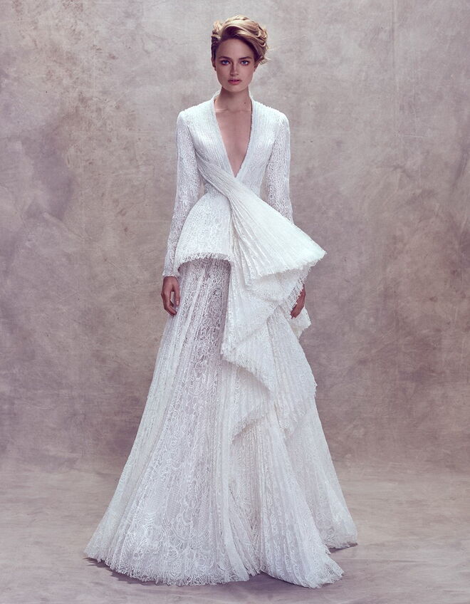 Leão (23 de julho – 22 de agosto) As nativas deste signo adoram ser o centro das atenções e por isso vão querer um vestido igualmente extravagante no dia do seu casamento. Longas caudas e véus são ideais para estas noivas, assim como tiaras e vestidos volumosos cheios de brilho. As mulheres Leão querem fugir de tudo o que já tenha sido demasiado visto; o vestido tem de ser surpreendente e ficar gravado na memória dos convidados.  (Vestido Ashii Studio)