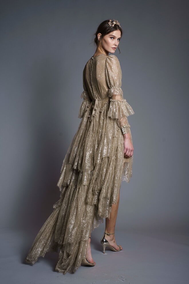 Escorpião (23 de outubro – 21 de novembro) A mulher Escorpião não tem medo das opções mais provocadoras e por isso costuma procurar vestidos mais sexy. Algo com influências asiáticas ou com influências do rock seria a escolha ideal para as mulheres deste signo, que não têm medo de combinar o vestido de noiva com acessórios mais ousados e imprevisíveis. (Vestido Chana Marelus)