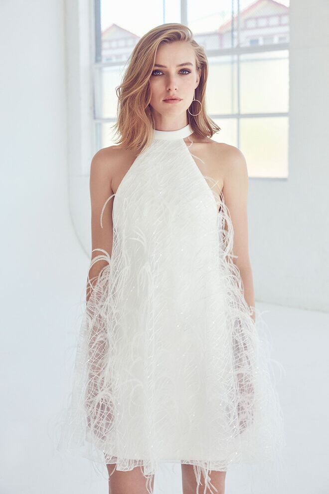 Sagitário (22 de novembro – 21 de dezembro) A noiva Sagitário costuma preferir uma silhueta fluida e descontraída, que lhe permita desfrutar ao máximo do seu dia de casamento. Foge dos vestidos demasiado complicados e detalhados porque não se identifica com eles; em vez disso, procura um modelo simples que lhe permita explorar várias texturas. (Vestido Suzanne Harward)