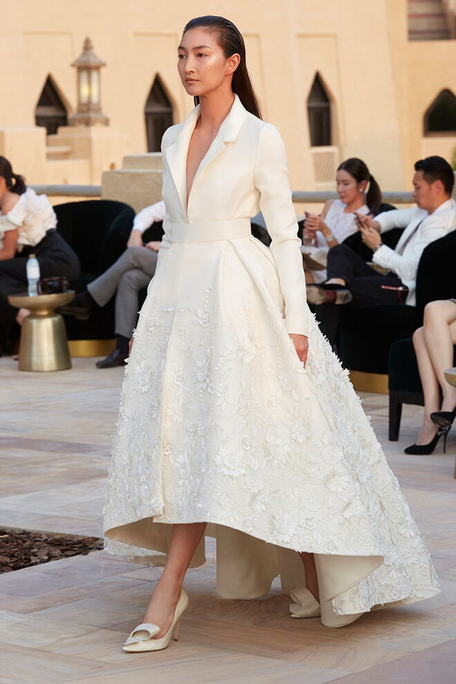 Capricórnio (22 de dezembro – 19 de janeiro) As mulheres Capricórnio são extremamente organizadas e o vestido ideal para elas é estruturado, simples e elegante. Não gostam de tecidos demasiado esvoaçantes ou fluidos; com elas funcionará sempre melhor um modelo mais escultural e minimalista, com uma gola justa ao pescoço e detalhes discretos.  (Vestido Ashii Studio)