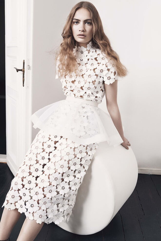 Aquário (20 de janeiro – 18 de fevereiro) A noiva Aquário preocupa-se com o ambiente e vai procurar um vestido vintage ou feito por uma marca sustentável. Como não gosta de ser limitada por tradições ou dress codes, um vestido midi seria a escolha ideal para um look não convencional. Assimetrias e brilhos são outros elementos que agradarão às nativas deste signo. (Vestido Kaviar Gauche)