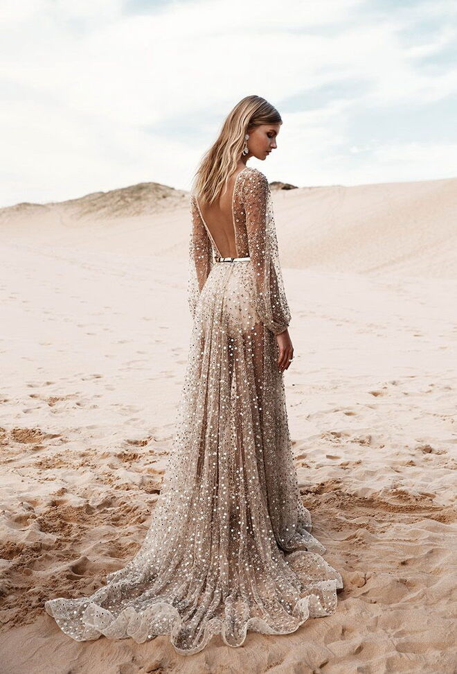 Peixes (19 de fevereiro – 20 de março) Criativas e sonhadoras, estas noivas procuram vestidos fluidos com detalhes românticos, como flores bordadas ou saias em cascata. Se decidirem seguir o seu lado mais boémio, é provável que o vestido tenha brilho e muito movimento. (Vestido One Day)