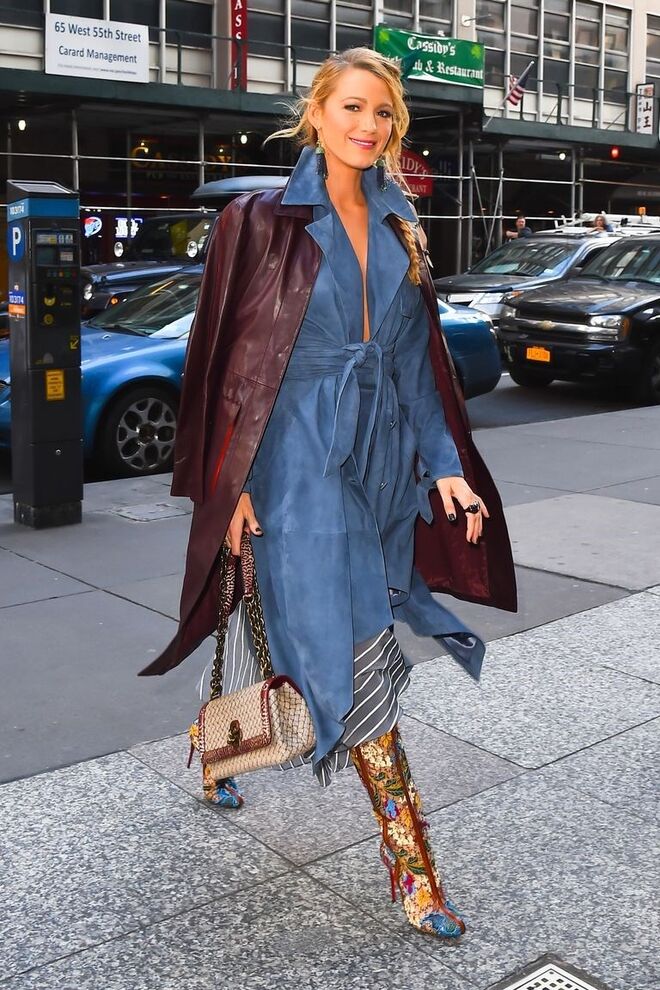 LOOK 5 | Com um vestido azul, usado com um casaco género trench coat, e umas botas de cano alto estampadas