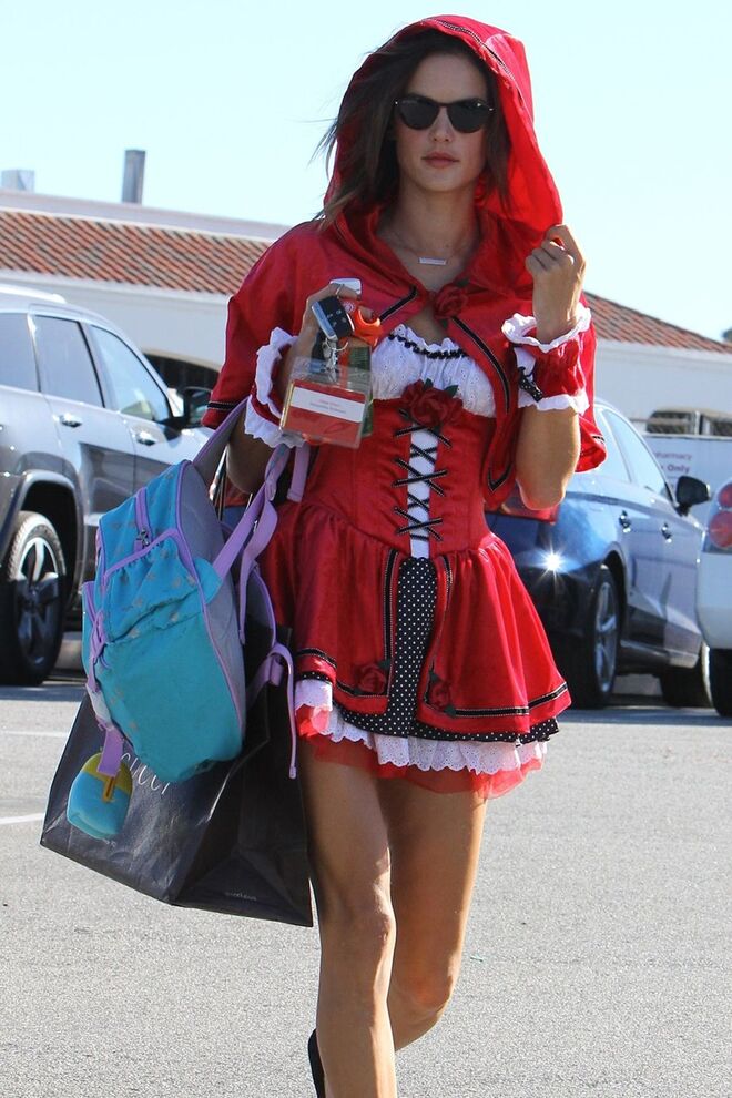 Alessandra Ambrosio | Capuchinho Vermelho