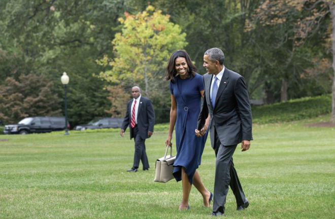 29 de setembro 2015 | Barack e Michelle Obama de mãos dadas, enquanto caminham em direção ao helicóptero que os vai apanhar nos jardins da Casa Branca.