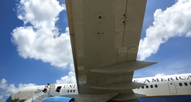 1 de Julho 2014 | Michelle entra no avião de estado que costumava transportá-la, o Bright Star, no Aeroporto Internacional de Orlando 