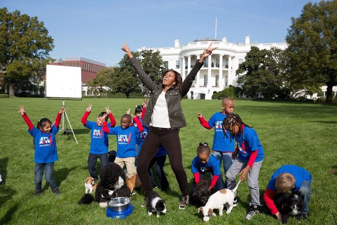 18 de outubro 2013 | Durante a gravação de Puppy Bowl, que fez parte da iniciativa Let's Move! de Obama, nos jardins da Casa Branca. 