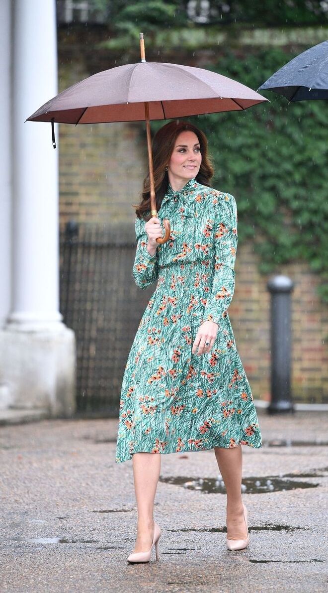 Com um vestido Prada, no dia em que visitou o Memorial a Diana, nos Jardins do Palácio de Kensington.